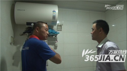 球速体育网站售后正在为刘师傅讲解电热水器的安全使用规范